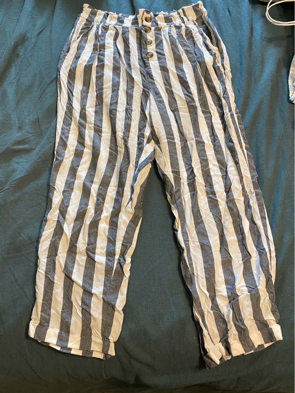 American Eagle Women Striped Casual Pants in White and Gray